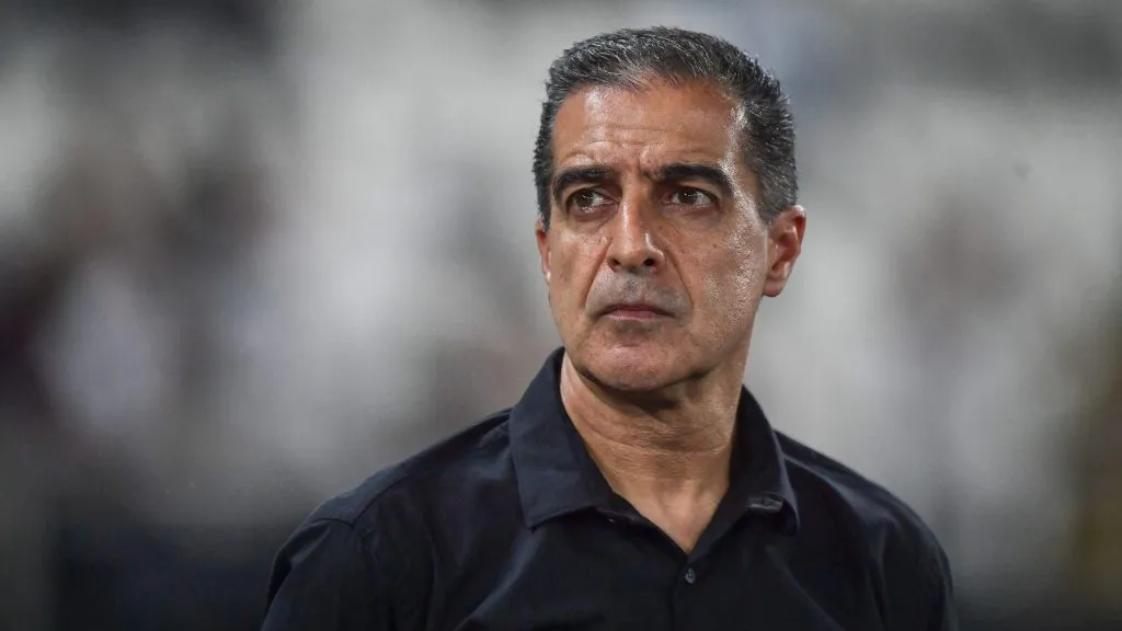 Renato Paiva, técnico do Botafogo, durante partida contra o Juventude, pelo Brasileirão Betano. Foto: Thiago Ribeiro/AGIF.