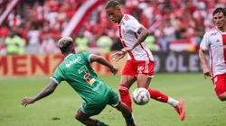 Vitinho, jogador do Internacional, disputa lance com jogador do Juventude. Foto: Maxi Franzoi/AGIF