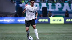 Jair Cunha jogador do Botafogo durante partida contra o Palmeiras no estádio Arena Allianz Parque pelo campeonato Brasileiro A 2025. Foto: Fabio Giannelli/AGIF