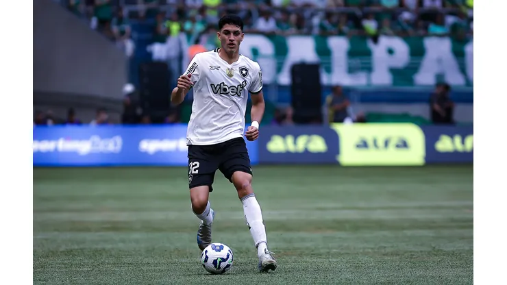 Jair Cunha jogador do Botafogo durante partida contra o Palmeiras no estádio Arena Allianz Parque pelo campeonato Brasileiro A 2025. Foto: Fabio Giannelli/AGIF