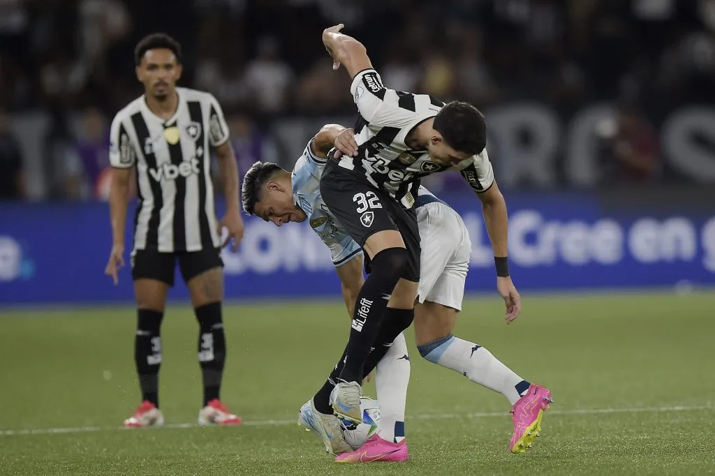 RJ – RIO DE JANEIRO – 27/02/2025 – RECOPA SUL-AMERICANA 2025, BOTAFOGO X RACING – Jair Cunha jogador do Botafogo disputa lance com  jogador do Racing durante partida no estadio Engenhao pelo campeonato Recopa Sul-americana 2025. Foto: Alexandre Loureiro/AGIF