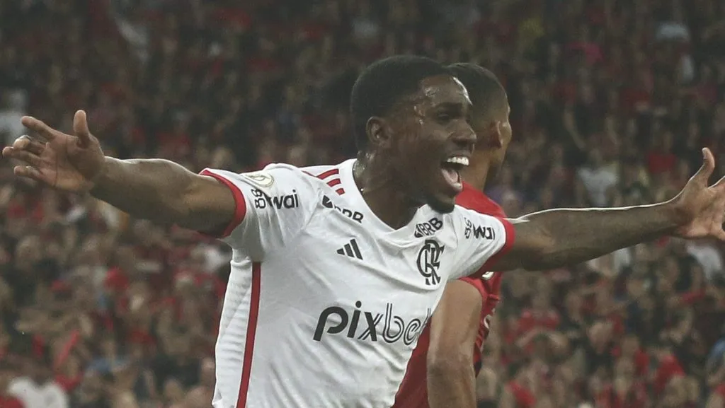 PR – CURITIBA – 16/06/2024 – BRASILEIRO A 2024, ATHLETICO-PR X FLAMENGO – Evertton Araujo jogador do Flamengo comemora seu gol durante partida contra o Athletico-PR no estadio Arena da Baixada pelo campeonato Brasileiro A 2024. Foto: Gabriel Machado/AGIF