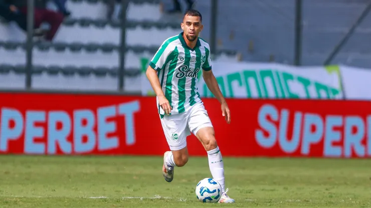 Daniel Giraldo, jogador do Juventude, durante partida contra o Mirassol, pelo Brasileirão Betano. Foto: Luiz Erbes/AGIF.