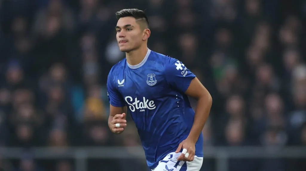 Alcaraz em partida pelo Everton. (Photo by Lewis Storey/Getty Images)