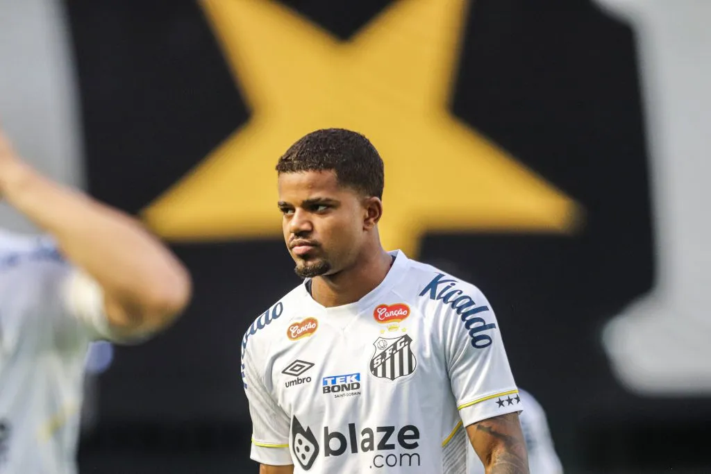 SP – SANTOS – 04/02/2024 – PAULISTA 2024, SANTOS X GUARANI – Kevyson jogador do Santos durante entrada em campo para partida contra o Guarani no estadio Vila Belmiro pelo campeonato Paulista 2024. Foto: Reinaldo Campos/AGIF