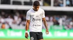 Kevyson jogador do Santos durante aquecimento antes da partida contra o Guarani no estádio Vila Belmiro pelo campeonato Paulista 2024. Foto: Reinaldo Campos/AGIF