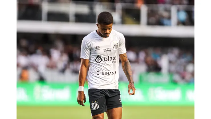 Kevyson jogador do Santos durante aquecimento antes da partida contra o Guarani no estádio Vila Belmiro pelo campeonato Paulista 2024. Foto: Reinaldo Campos/AGIF