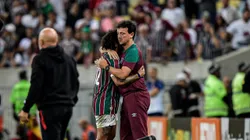 Fernando Diniz abraça Marcelo durante partida do Fluminense. Foto: Thiago Ribeiro/AGIF.