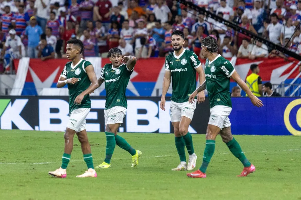 CE – FORTALEZA – 20/04/2025 – BRASILEIRO A 2025, FORTALEZA X PALMEIRAS – Facundo Torres jogador do Palmeiras comemora seu gol durante partida contra o Fortaleza no estadio Arena Castelao pelo campeonato Brasileiro A 2025. Foto: Lucas Emanuel/AGIF