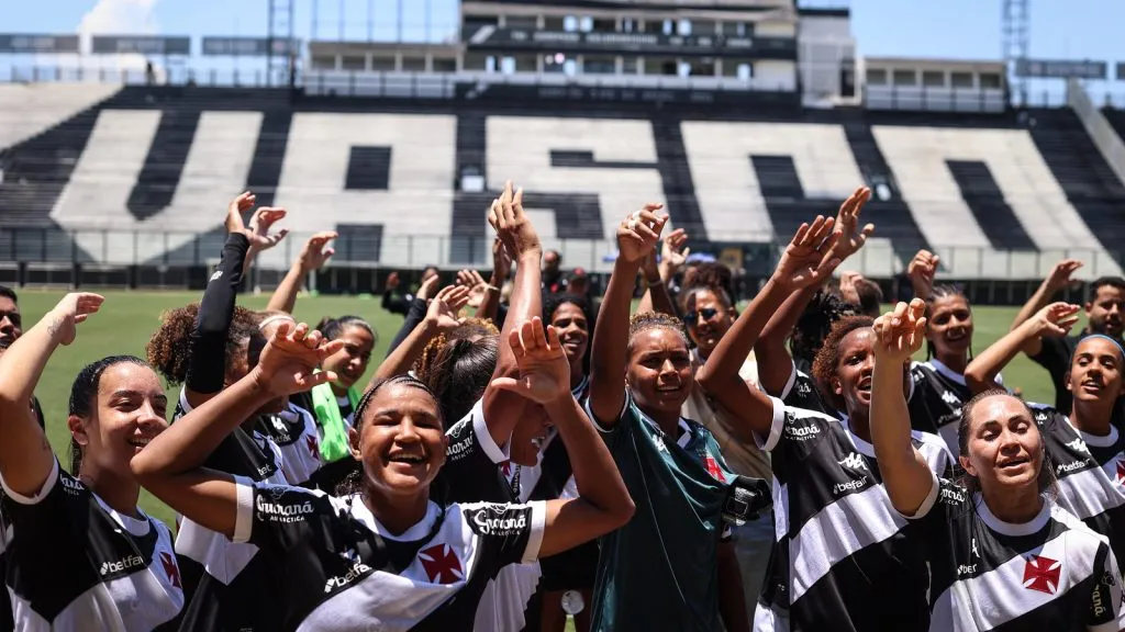 Grupo de jogadoras do elenco feminino do Vasco na Copa Rio