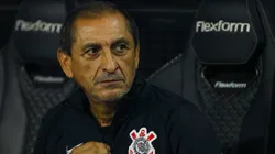 Treinador durante jogo do Corinthians