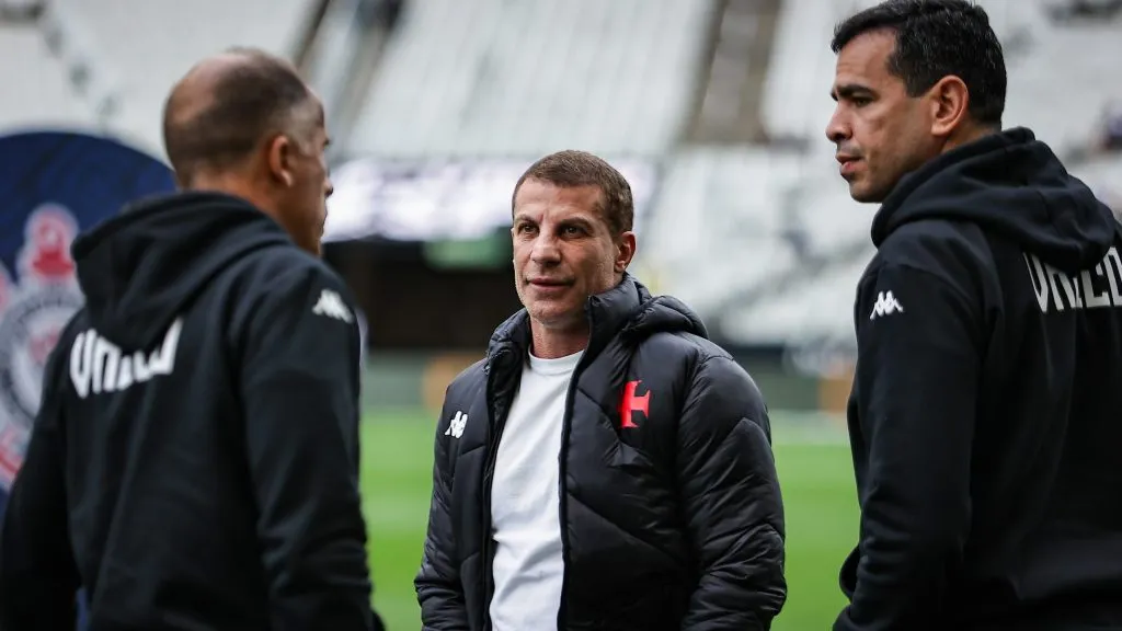 Pedrinho conversa com membros da diretoria antes do duelo realizado diante do Corinthians, na Neo Química Arena. Foto: Fabio Giannelli/AGIF.