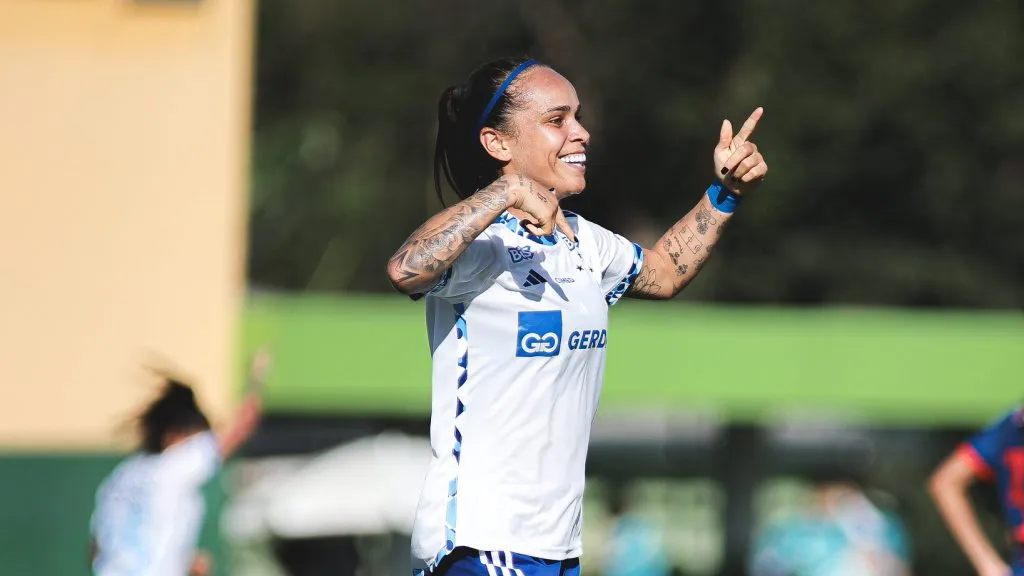 Jogadora do Cruzeiro comemora gol contra o RB Bragantino no Brasileiro Feminino