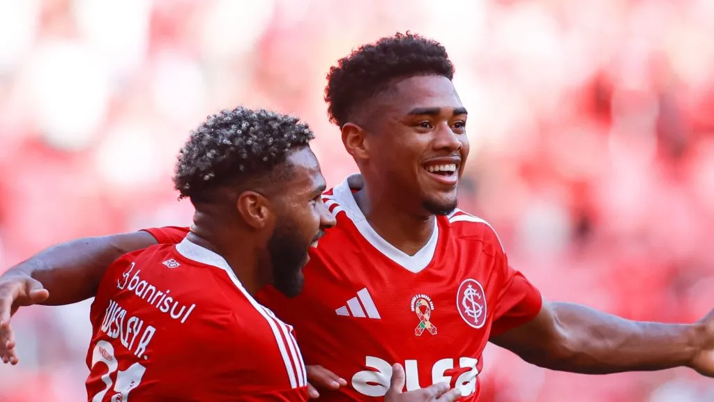 Foto: Maxi Franzoi/AGIF – Victor Gabriel teve tarde de artilheiro após duas assistências do craque do Inter.