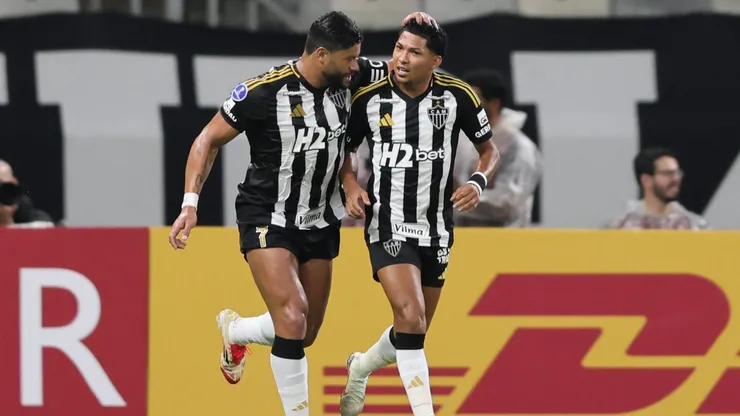 Hulk jogador do Atlético comemora seu gol com Rony -Foto: Gilson Lobo/AGIF