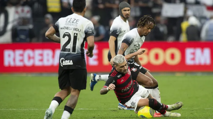André Carrillo em duelo contra o Flamengo - Foto: Anderson Romao/AGIF