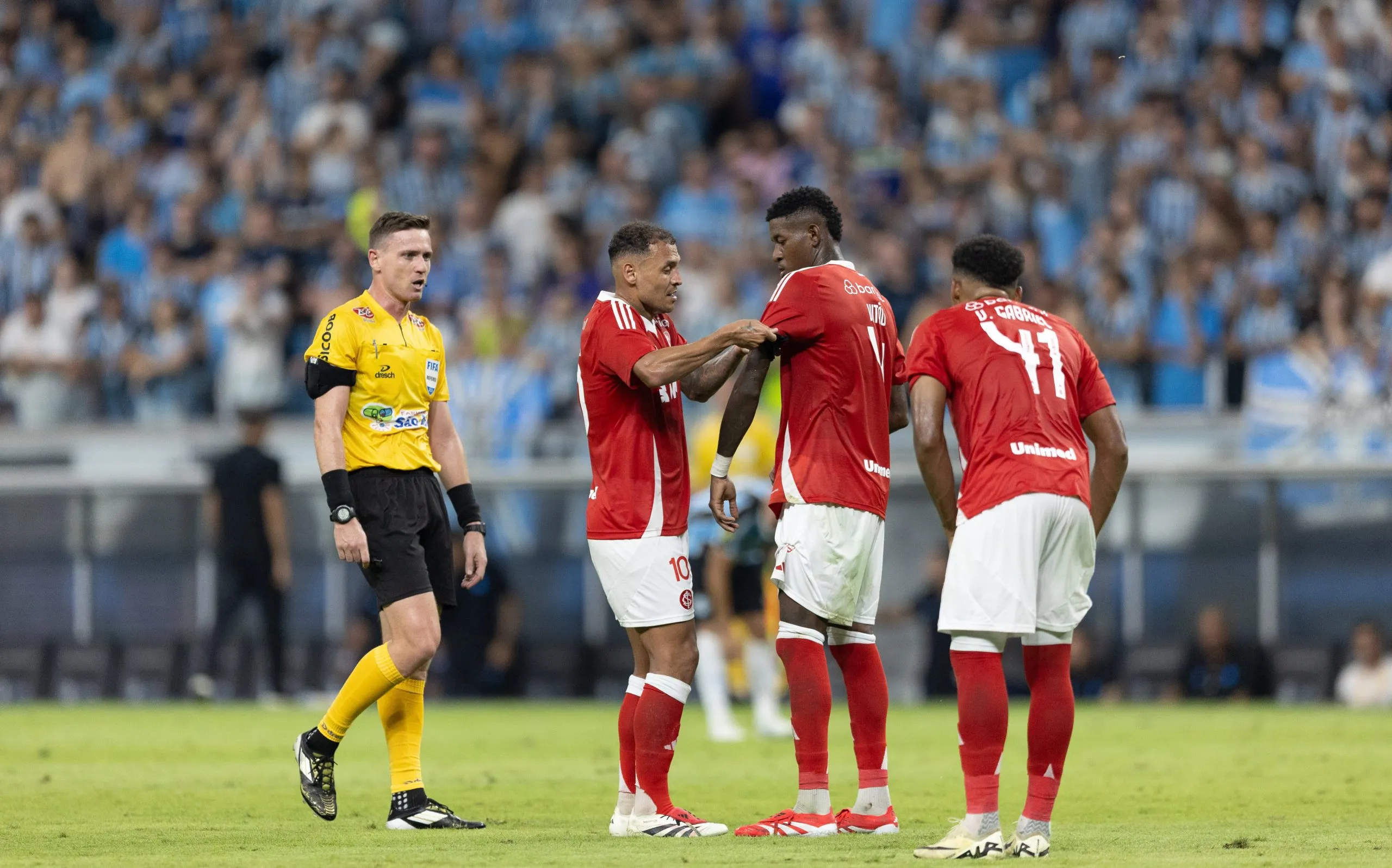 Vitão, é tão decisivo e fundamental para o setor defensivo do Inter que Allan Patrick já confiou a faixa de capitão  durante partida contra o Gremio na Arena do Gremio no Gauchão 2025. Foto: Liamara Polli/AGIF