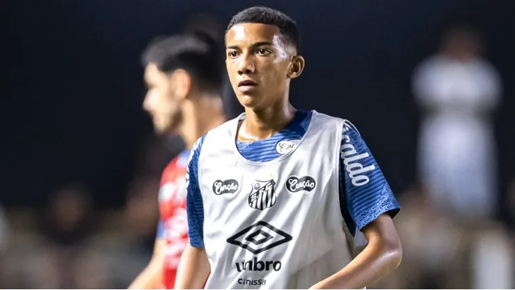 Robinho Jr durante aquecimento antes da partida entre Santos e Noroeste, pelo Campeonato Paulista.