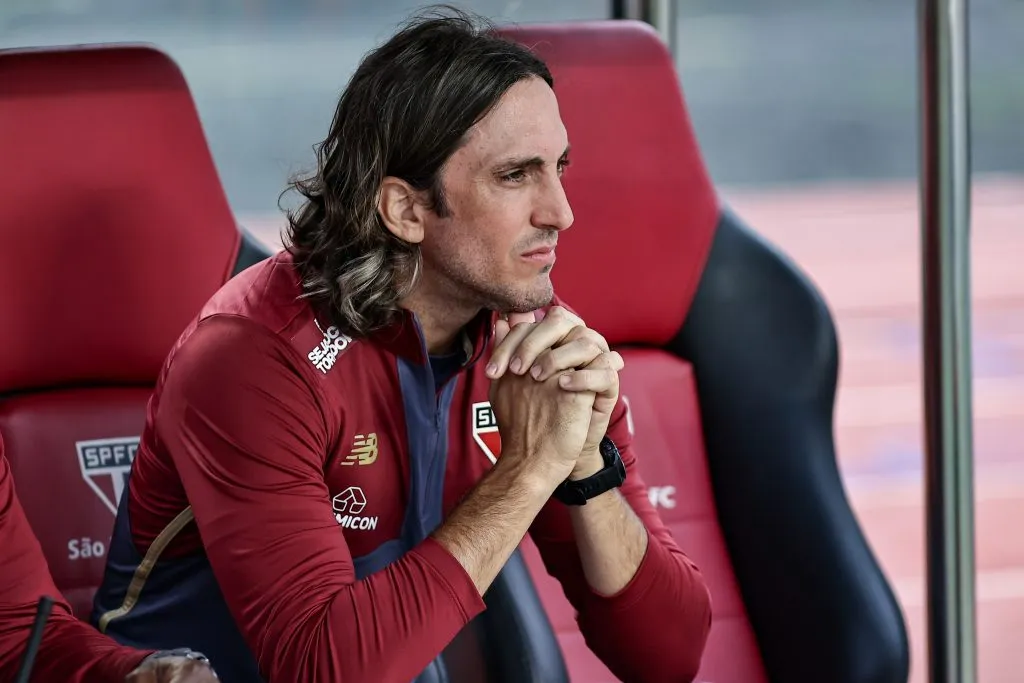 SP – SAO PAULO – 20/04/2025 – BRASILEIRO A 2025, SAO PAULO X SANTOS – Luis Zubeldia tecnico do Sao Paulo durante partida contra o Santos no estadio Morumbi pelo campeonato Brasileiro A 2025. Foto: Fabio Giannelli/AGIF