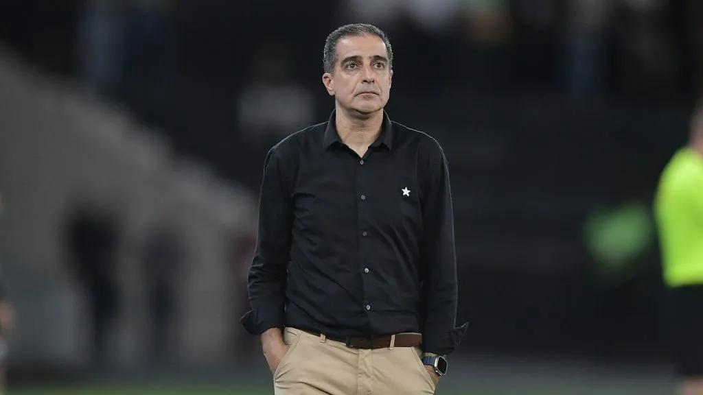 Renato Paiva exaltou o desempenho do Botafogo – Foto: Thiago Ribeiro/AGIF