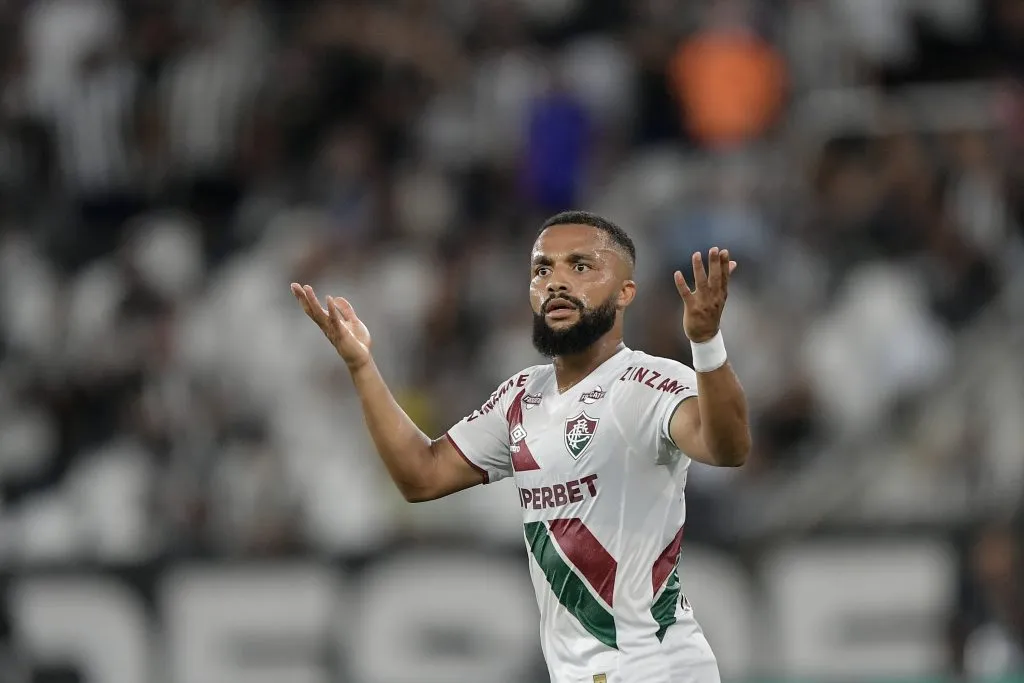 RJ – RIO DE JANEIRO – 26/04/2025 – BRASILEIRO A 2025, BOTAFOGO X FLUMINENSE – Samuel Xavier jogador do Fluminense durante partida contra o Botafogo no estadio Engenhao pelo campeonato Brasileiro A 2025. Foto: Thiago Ribeiro/AGIF