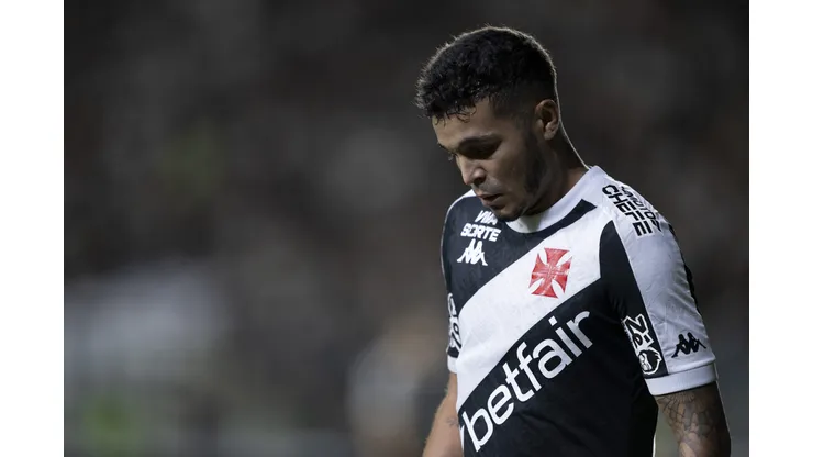 Adson jogador do Vasco durante partida contra o Lanús no estádio São Januário pelo campeonato Copa Sul-americana 2025. Foto: Jorge Rodrigues/AGIF