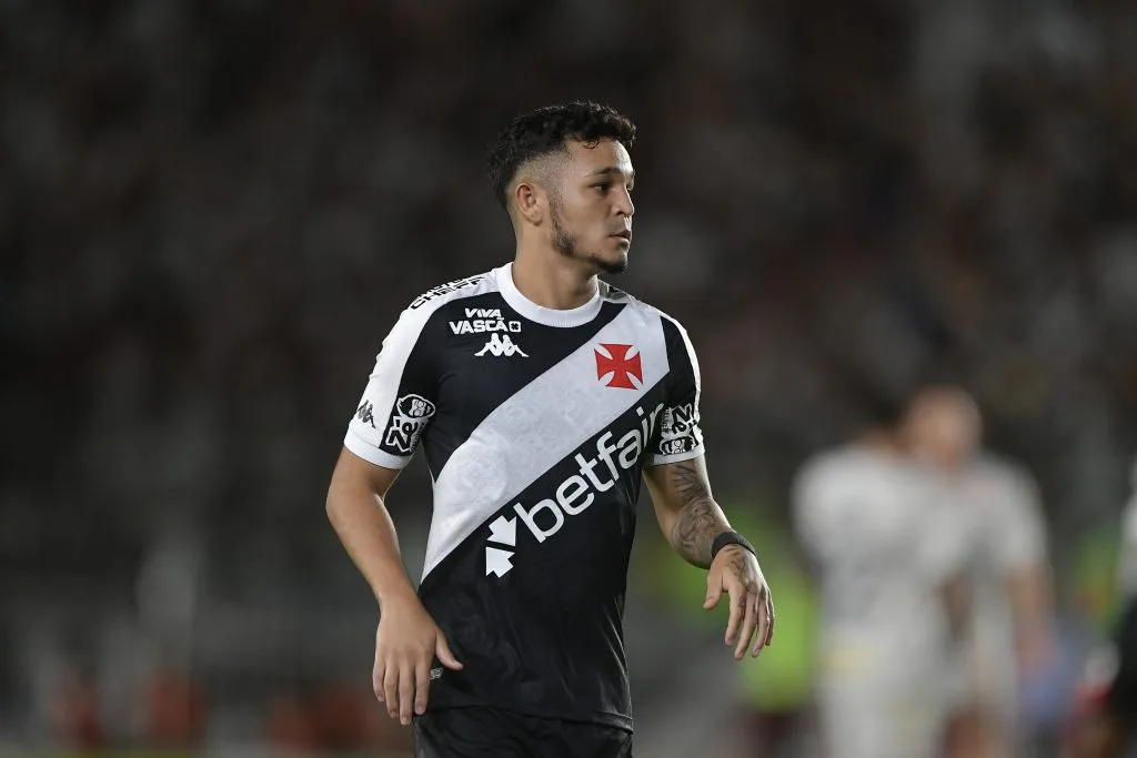 RJ – RIO DE JANEIRO – 30/03/2025 – BRASILEIRO A 2025, VASCO X SANTOS – Adson jogador do Vasco durante partida contra o Santos no estadio Sao Januario pelo campeonato Brasileiro A 2025. Foto: Thiago Ribeiro/AGIF