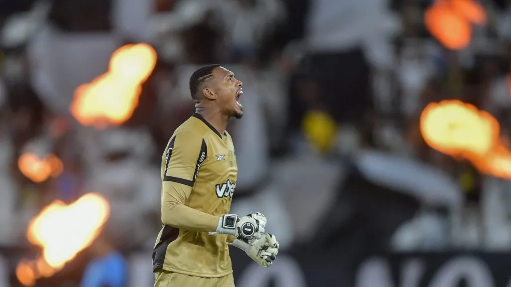 John, goleiro do Botafogo, comemora gol durante partida contra o Fluminense, pelo Brasileirão Betano. Foto: Thiago Ribeiro/AGIF.