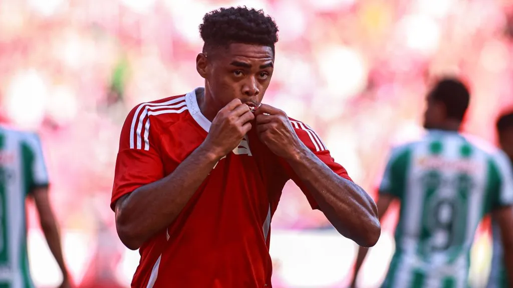 Victor Gabriel jogador do Internacional comemora seu gol durante partida contra o Juventude no estádio Beira-Rio pelo campeonato Brasileiro A 2025. Foto: Maxi Franzoi/AGIF