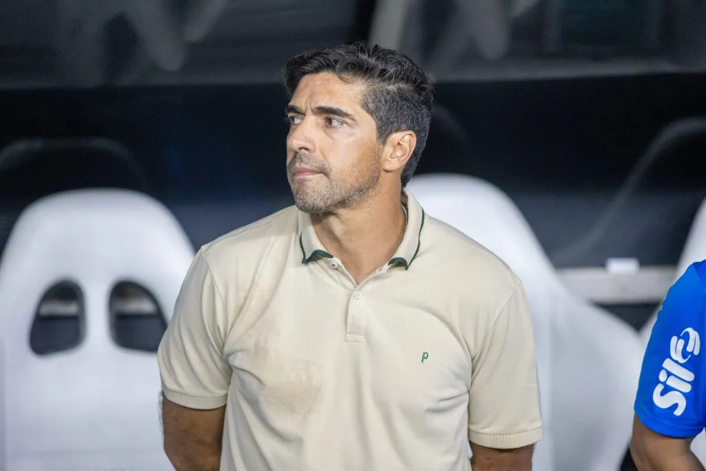 Abel Ferreira técnico do Palmeiras durante partida contra o Fortaleza no estádio Arena Castelão pelo campeonato Brasileiro A 2025. Foto: Baggio Rodrigues/AGIF