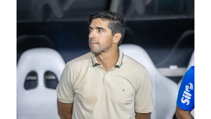Abel Ferreira técnico do Palmeiras durante partida contra o Fortaleza no estádio Arena Castelão pelo campeonato Brasileiro A 2025. Foto: Baggio Rodrigues/AGIF