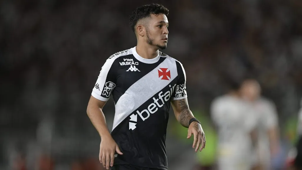 Adson jogador do Vasco durante partida contra o Santos no estádio São Januário pelo campeonato Brasileiro A 2025. Foto: Thiago Ribeiro/AGIF