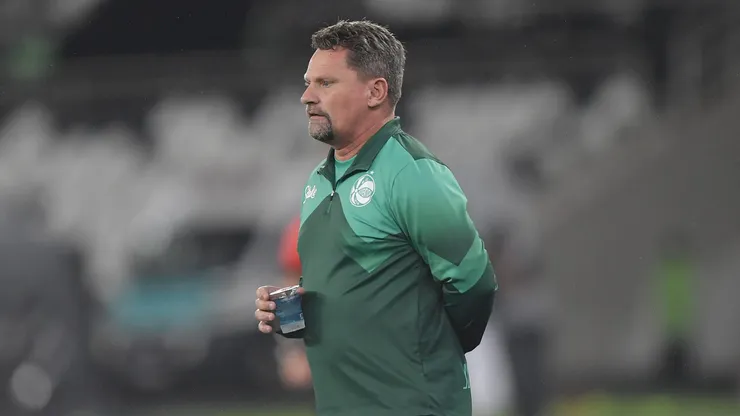 Fábio Matias, técnico do Juventude, durante partida contra o Botafogo, pelo Brasileirão Betano. Foto: Thiago Ribeiro/AGIF.