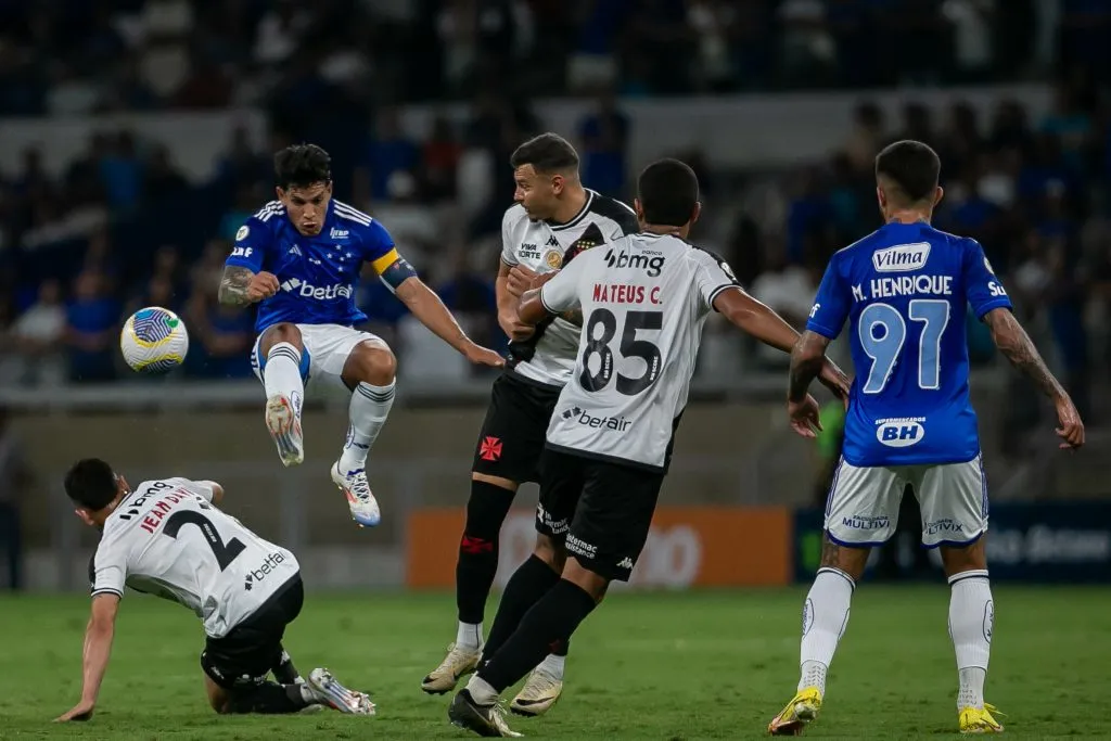 Cruzeiro e Vasco se enfrentam em busca de um lugar mais alto na tabela. Foto: Fernando Moreno/AGIF.