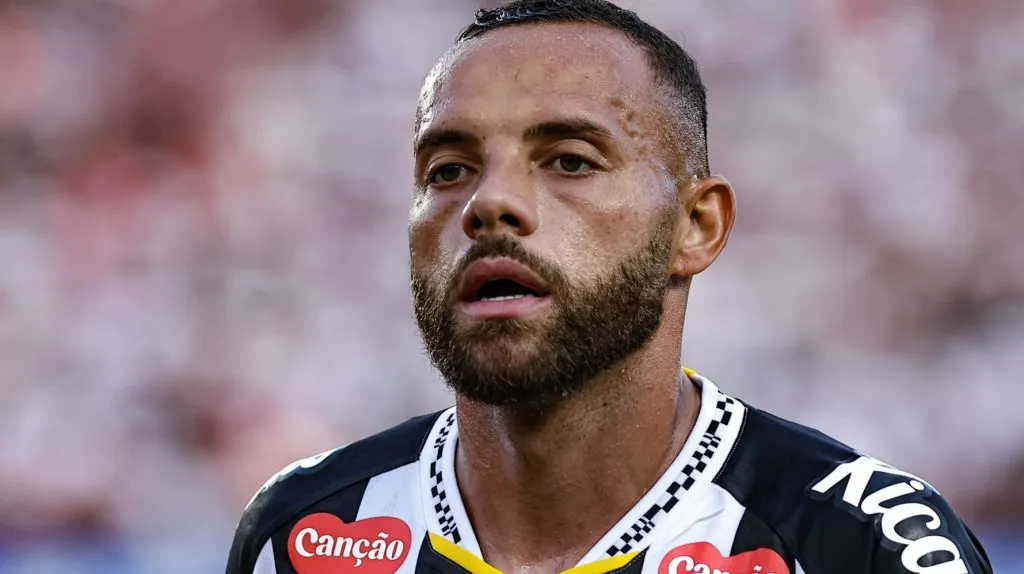 Foto: Fabio Giannelli/AGIF – Guilherme tem contrato até 2027 no Peixe e vem sendo muito criticado pela torcida.