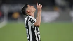 Savarino jogador do Botafogo comemora seu gol durante partida contra o Fluminense no estádio Engenhão pelo campeonato Brasileiro A 2025.