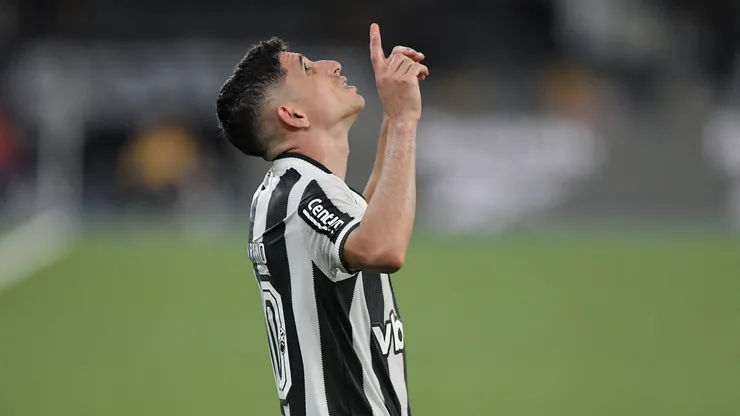 Savarino jogador do Botafogo comemora seu gol durante partida contra o Fluminense no estádio Engenhão pelo campeonato Brasileiro A 2025.