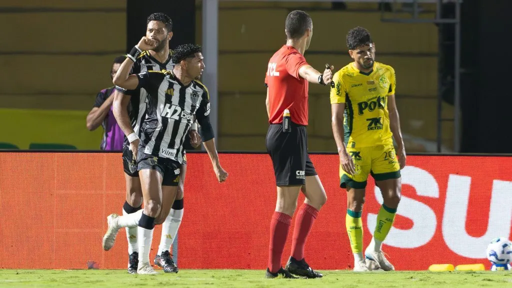 Rony celebra gol marcado pelo Galo diante do Mirassol. Foto: Joisel Amaral/AGIF.