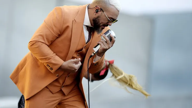 O cantor Belo em show antes da partida entre Flamengo x Corinthians no Maracanã pelo Campeonato Brasileiro A 2025. Foto: Alexandre Loureiro/AGIF