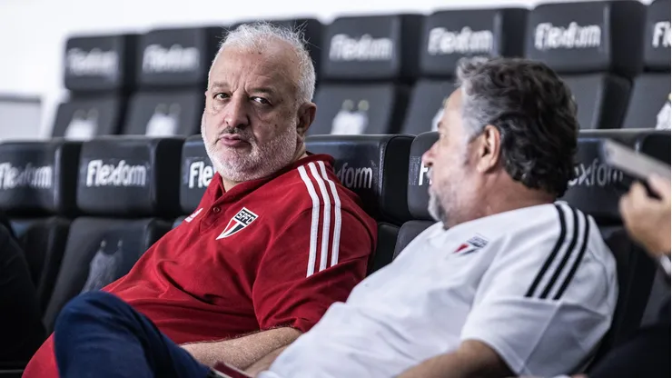 Belmonte e Júlio Casares em durante partida contra o Bragantino no estádio Vila Belmiro pelo campeonato Brasileiro A 2023.