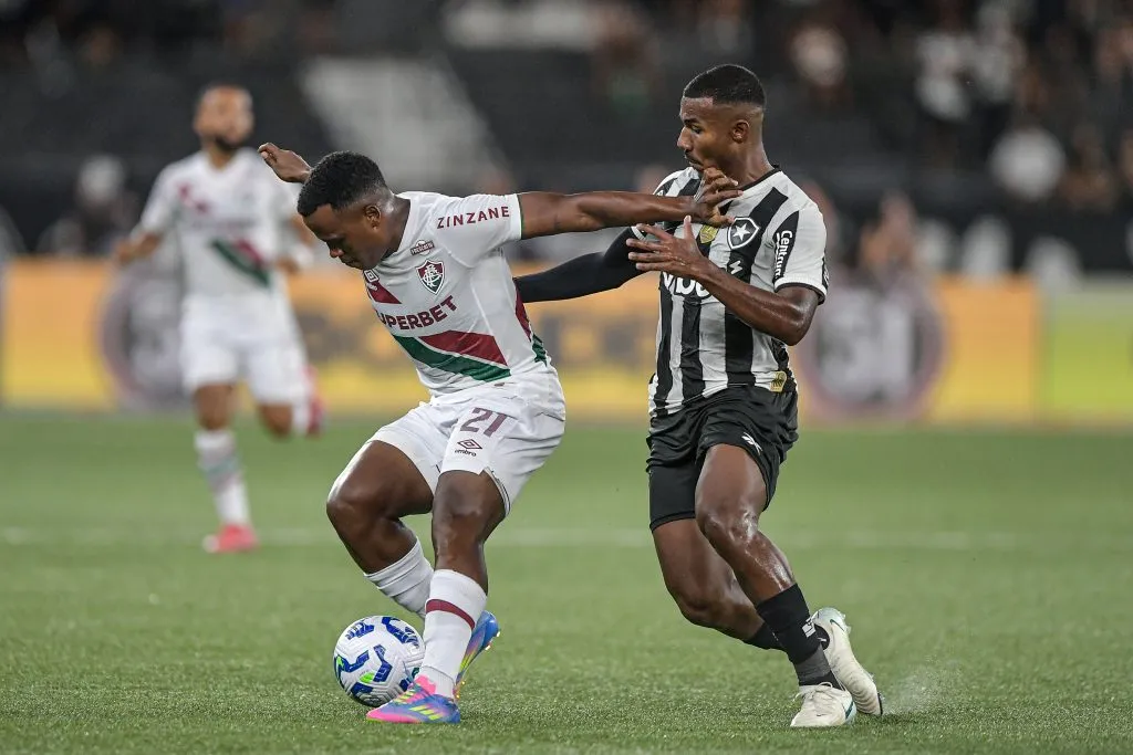 Cuiabano jogador do Botafogo disputa lance com Arias jogador do Fluminense – Foto: Thiago Ribeiro/AGIF