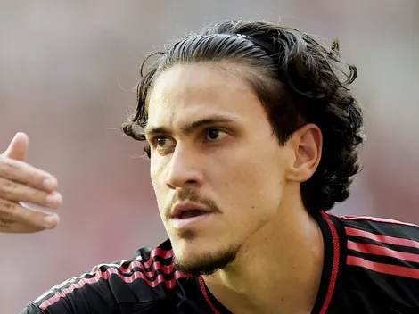 Torcida do Flamengo rasga elogios para Pedro contra o Corinthians