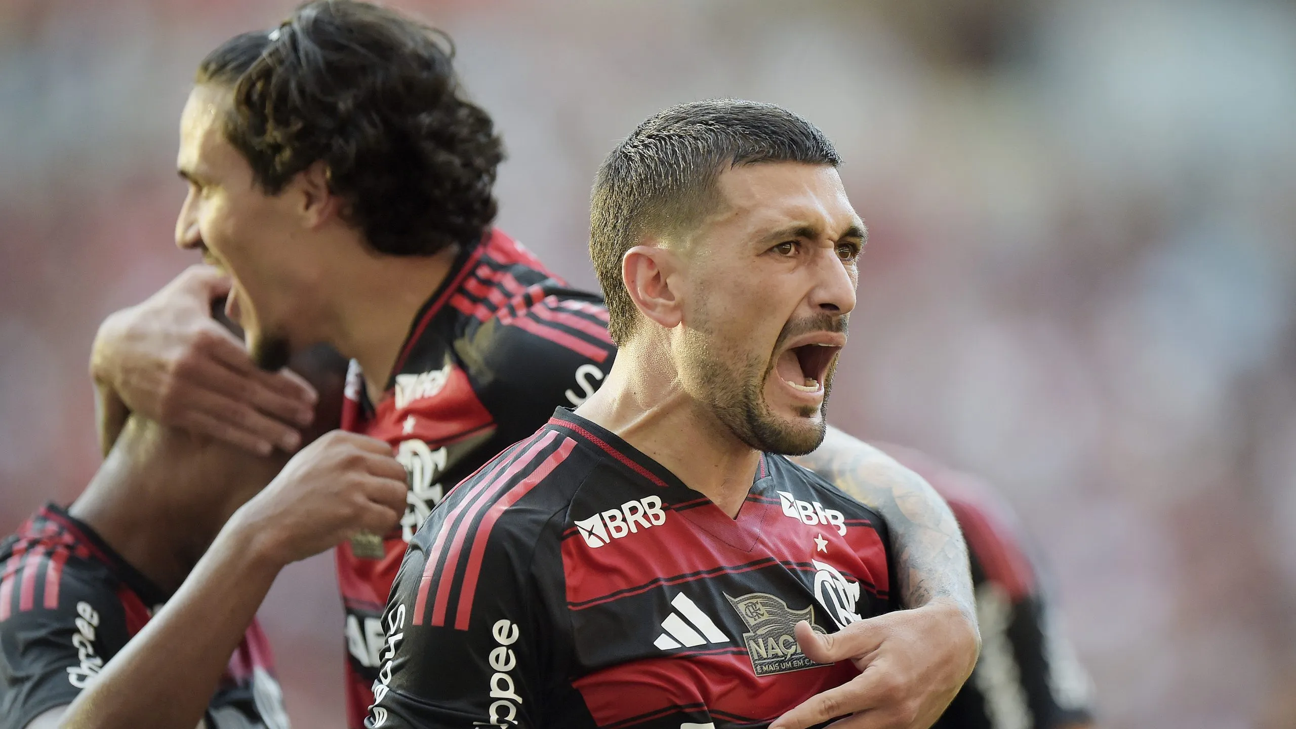Pedro jogador do Flamengo comemora seu gol com Arrascaeta jogador da sua equipe durante partida contra o Corinthians no estádio Maracanã pelo campeonato Brasileiro A 2025. Foto: Alexandre Loureiro/AGIF