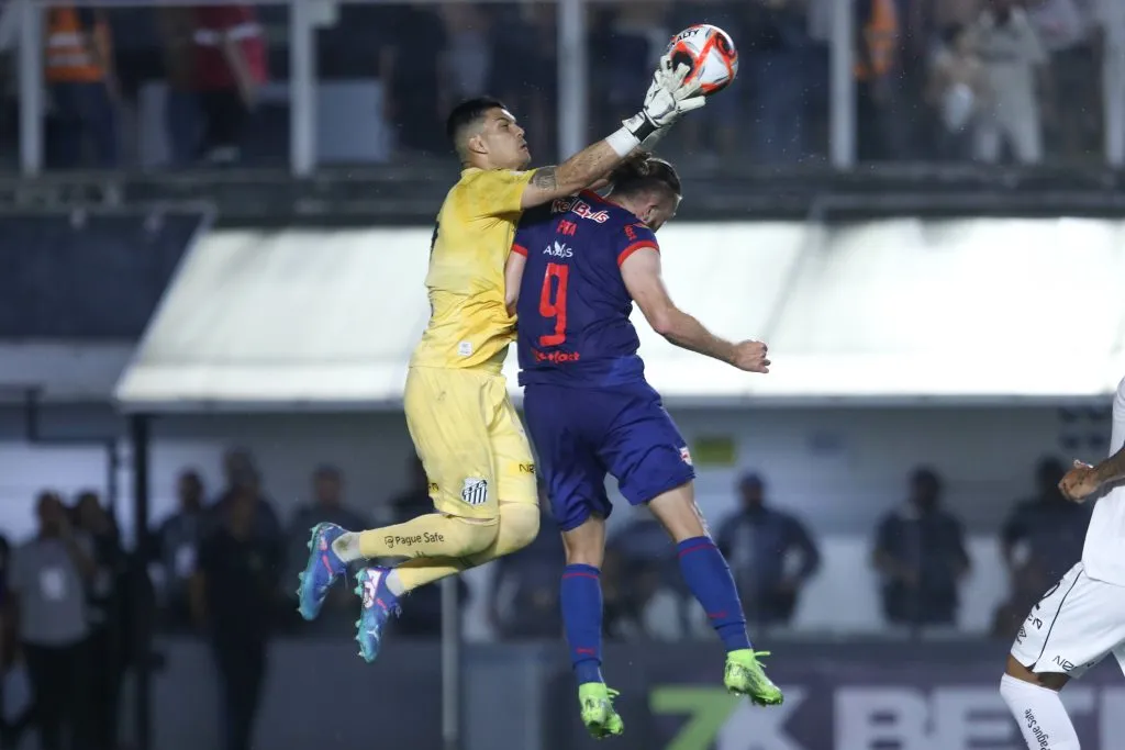 Gabriel Brazao jogador do Santos durante partida contra o Bragantino – Foto: Reinaldo Campos/AGIF