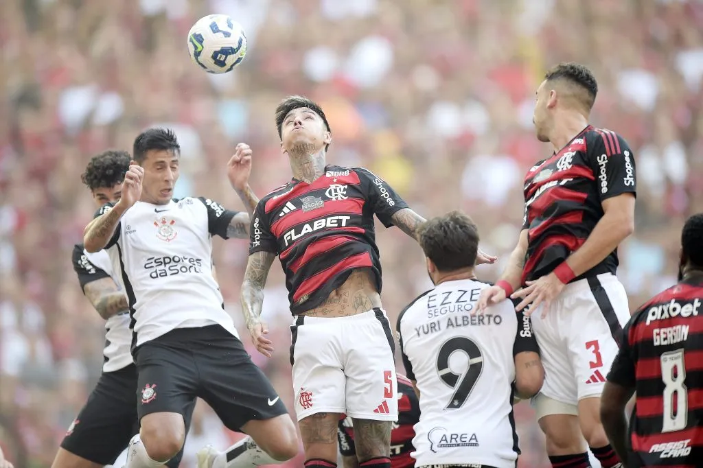 Pulgar jogador do Flamengo disputa lance com Breno Bidon jogador do Corinthians – Foto: Alexandre Loureiro/AGIF