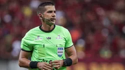 PE - SAO LOURENCO DA MATA - 22/03/2025 - PERNAMBUCANO 2025 FINAL, RETRO X SPORT - O arbitro Bruno Arleu de Araujo durante partida entre Retro e Sport no estadio Arena Pernambuco pelo campeonato Pernambucano 2025. Foto: Rafael Vieira/AGIF