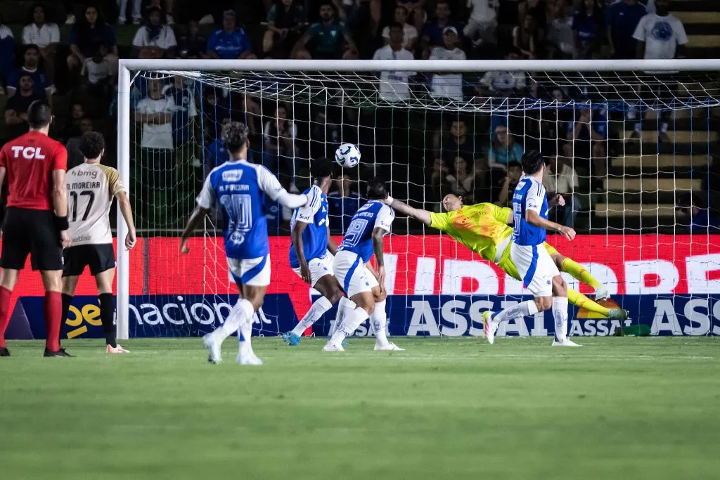 Cássio faz sequências de defesas e salva o Cruzeiro contra o Vasco. Foto: Gustavo Aleixo/Cruzeiro.
