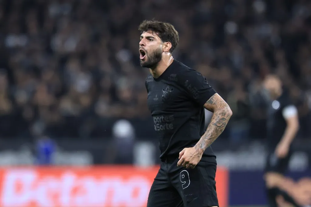 Yuri Alberto jogador do Corinthians reclama com a arbitragem durante partida contra o Fluminense – Foto: Marcello Zambrana/AGIF