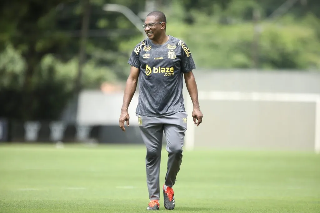 SP – SANTOS – 05/01/2025 – SANTOS, TREINO – Cesar Sampaio auxiliar tecnico do Santos durante treino no Centro de Treinamento CT Rei Pele, neste domingo (05). Foto: Reinaldo Campos/AGIF
