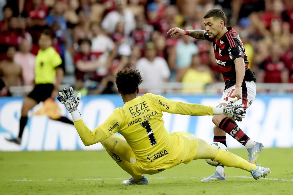 Arrascaeta jogador do Flamengo disputa lance com Hugo jogador do Corinthians – Foto: Alexandre Loureiro/AGIF